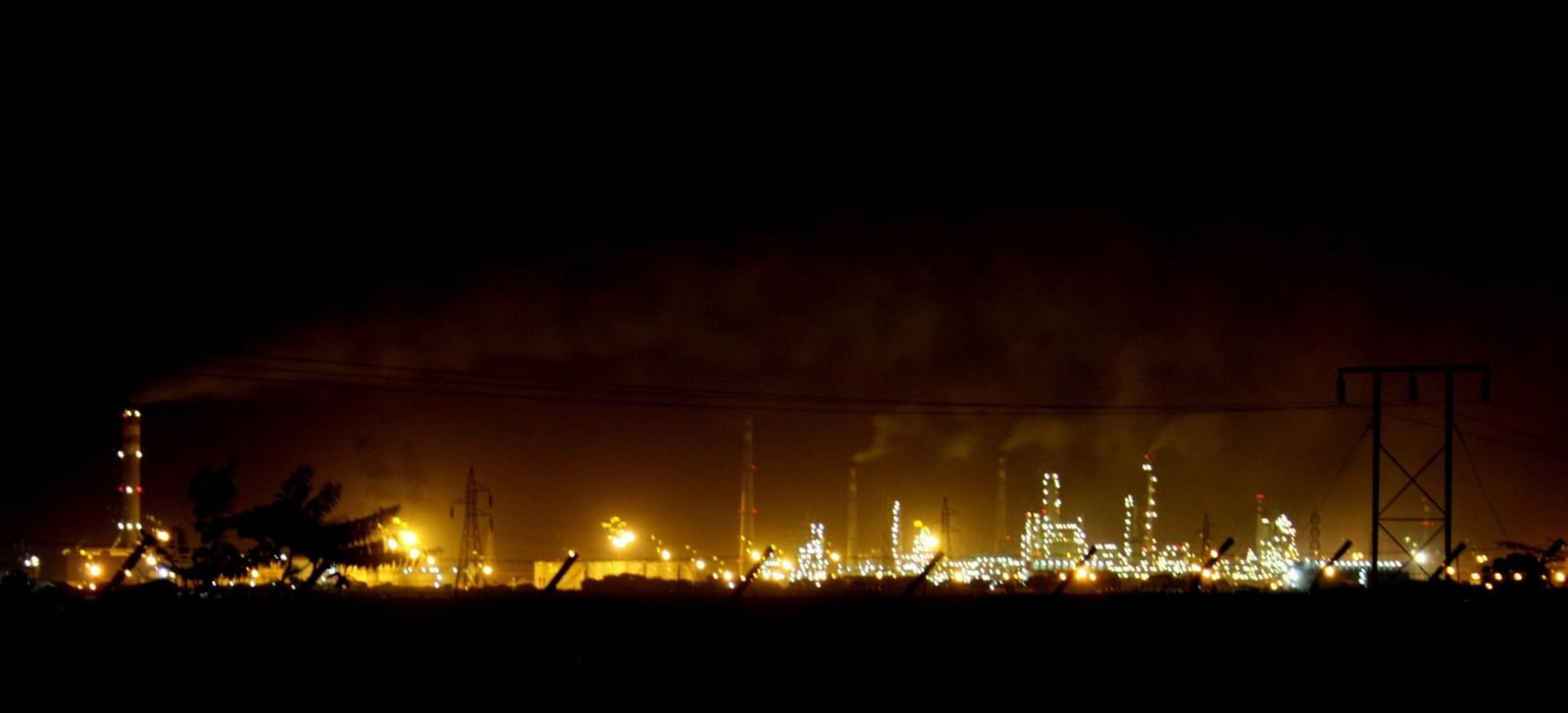 Abhisek Sarda / Wikimedia Commons · CC BY 2.0 The Essar (Vadinar) oil refinery on the coast of Gujarat, India