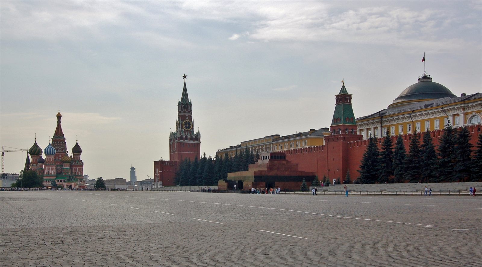 Bahnfrend / Wikimedia Commons · CC BY-SA 4.0 The Moscow Kremlin wall and towers seen across Red Square