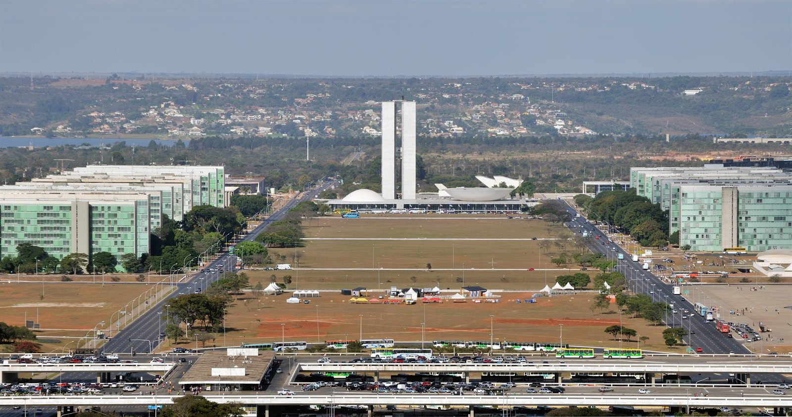 Cayambe / Wikimedia Commons · CC BY-SA 3.0 The National Congress of Brazil and the Esplanade of Ministries in Brasília, seen from the TV Tower